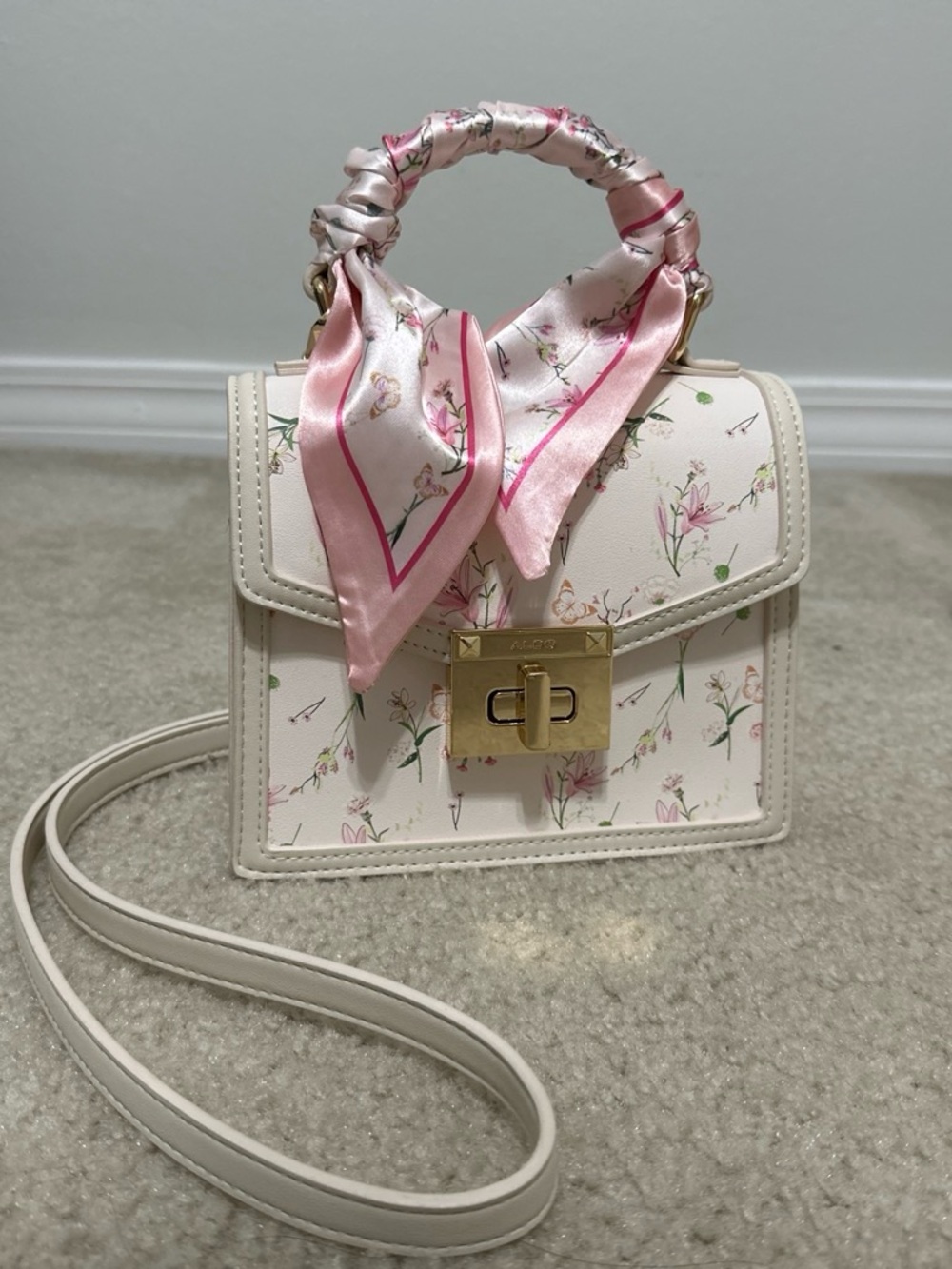 Elegante Aldo Floral Cream Top-Handle Crossbody Bag with Pink Scarf